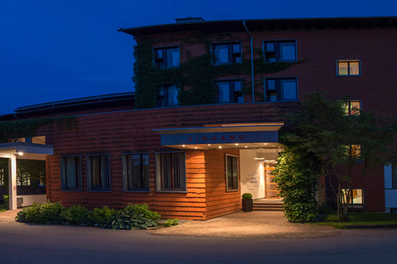 Klinik-Windach-Panorama-am-Abend